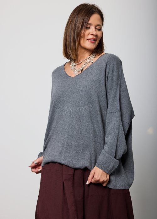 Luźny, szary sweter z długim rękawem i dekoltem w serek, noszony do burgundowej spódnicy