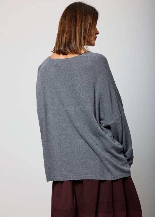 Luźny, szary sweter z długim rękawem i dekoltem w serek, noszony do burgundowej spódnicy