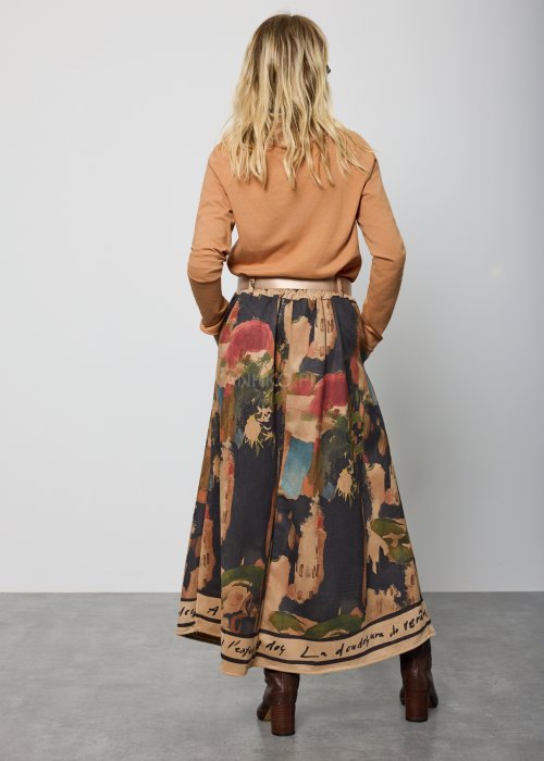 Długa, rozkloszowana spódnica z nadrukiem w stylu malarskim, w odcieniach beżu, granatu i zieleni, z jasnym paskiem w talii