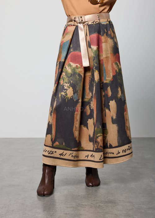 Długa, rozkloszowana spódnica z nadrukiem w stylu malarskim, w odcieniach beżu, granatu i zieleni, z jasnym paskiem w talii