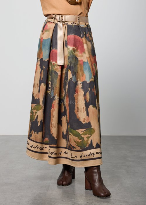 Długa, rozkloszowana spódnica z nadrukiem w stylu malarskim, w odcieniach beżu, granatu i zieleni, z jasnym paskiem w talii