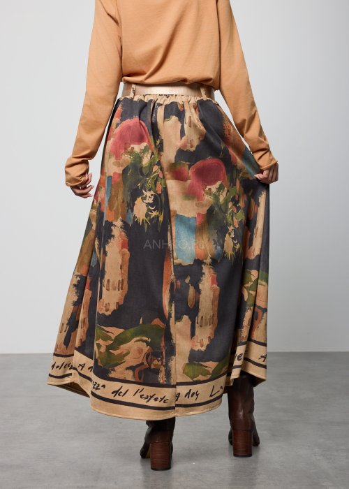 Długa, rozkloszowana spódnica z nadrukiem w stylu malarskim, w odcieniach beżu, granatu i zieleni, z jasnym paskiem w talii
