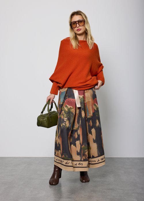 Długa, rozkloszowana spódnica z nadrukiem w stylu malarskim, w odcieniach beżu, granatu i zieleni, z jasnym paskiem w talii