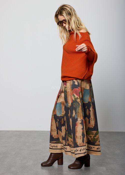 Długa, rozkloszowana spódnica z nadrukiem w stylu malarskim, w odcieniach beżu, granatu i zieleni, z jasnym paskiem w talii