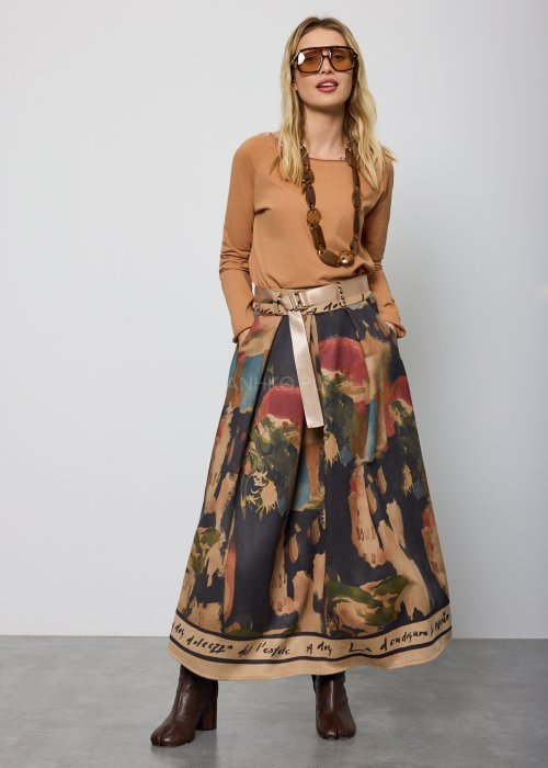 Długa, rozkloszowana spódnica z nadrukiem w stylu malarskim, w odcieniach beżu, granatu i zieleni, z jasnym paskiem w talii
