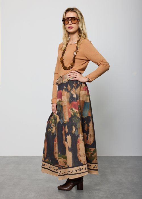 Długa, rozkloszowana spódnica z nadrukiem w stylu malarskim, w odcieniach beżu, granatu i zieleni, z jasnym paskiem w talii