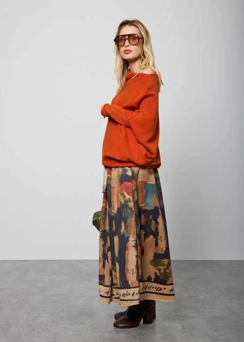 Ceglany sweter damski oversize o nietoperzowym kroju z asymetrycznym dołem, stylizacja miejska z dodatkami.