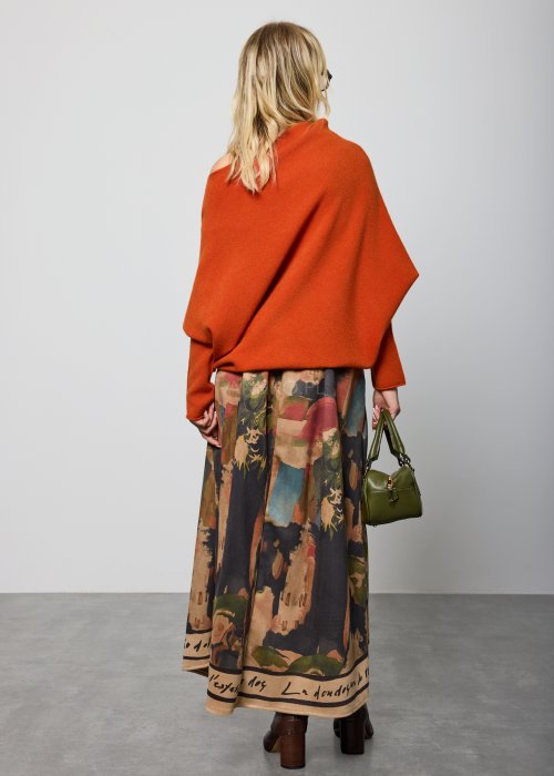 Ceglany sweter damski oversize o nietoperzowym kroju z asymetrycznym dołem, stylizacja miejska z dodatkami.