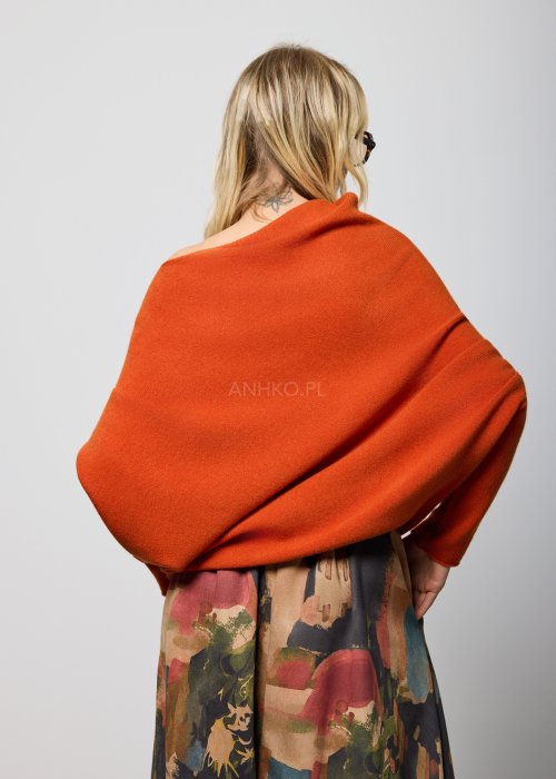 Ceglany sweter damski oversize o nietoperzowym kroju z asymetrycznym dołem, stylizacja miejska z dodatkami.