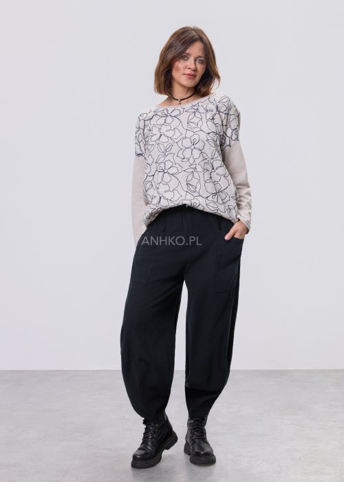 Jasna bluzka damska z długim rękawem, wykonana z lekkiej tkaniny, z dekoracyjnym haftem w kontrastowy kwiatowy wzór na przodzie; prosty, swobodny krój, okrągły dekolt, stylizacja na jasnym tle