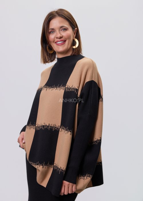 Beżowo-czarna damska tunika z dzianiny o luźnym kroju, z geometrycznym wzorem pasów i półgolfem, długie rękawy, prezentowana na modelce na jasnym tle
