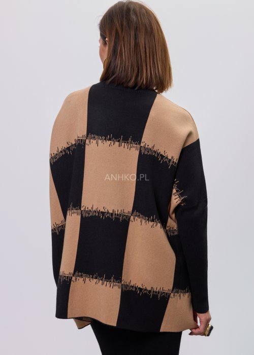 Beżowo-czarna damska tunika z dzianiny o luźnym kroju, z geometrycznym wzorem pasów i półgolfem, długie rękawy, prezentowana na modelce na jasnym tle