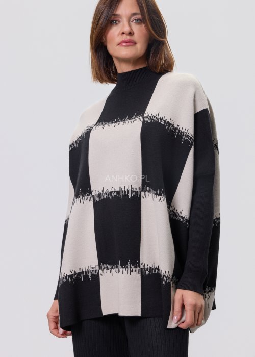 Czarno-ecru damska tunika dzianinowa o luźnym kroju, z półgolfem i długimi rękawami, w geometryczny wzór pasów z delikatnym motywem graficznym, prezentowana na modelce na jasnym tle