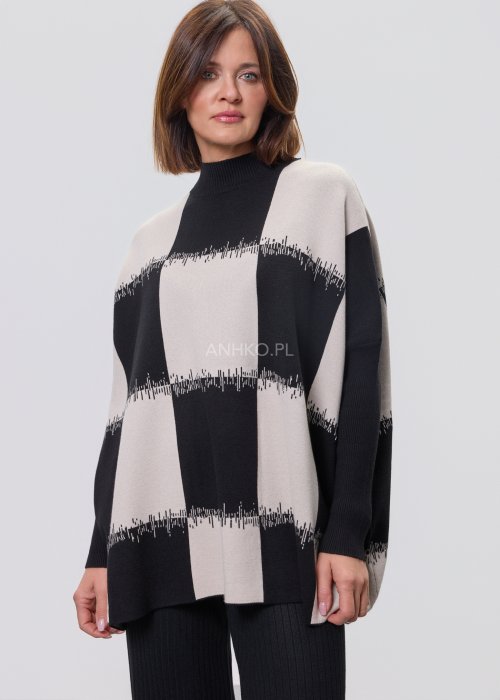 Czarno-ecru damska tunika dzianinowa o luźnym kroju, z półgolfem i długimi rękawami, w geometryczny wzór pasów z delikatnym motywem graficznym, prezentowana na modelce na jasnym tle