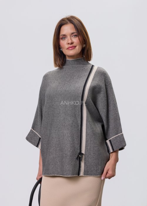 Damska, luźna bluzka o kroju oversize w kolorze szarym, z półgolfem i rękawami 3/4, ozdobiona pionowym kontrastowym paskiem, prezentowana na modelce na jasnym tle