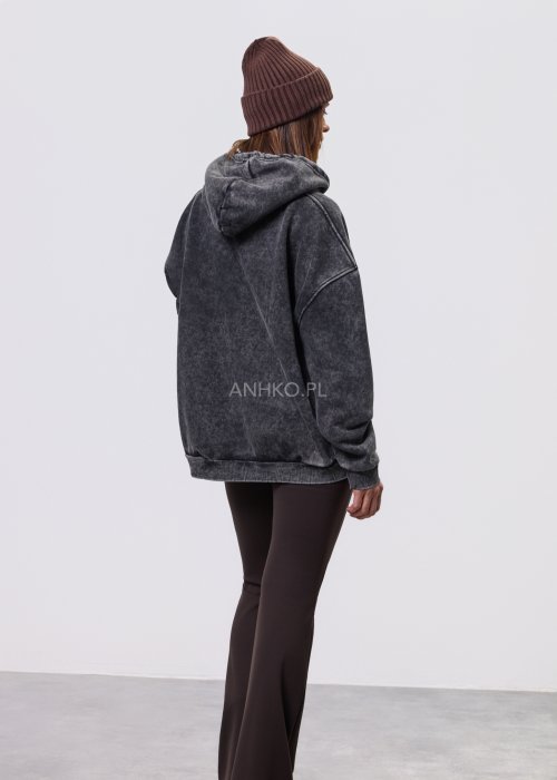 Grafitowa bluza z kapturem o luźnym kroju, z dużym nadrukiem kobiecej postaci zdobionym cekinami oraz kontrastowym napisem na przodzie.