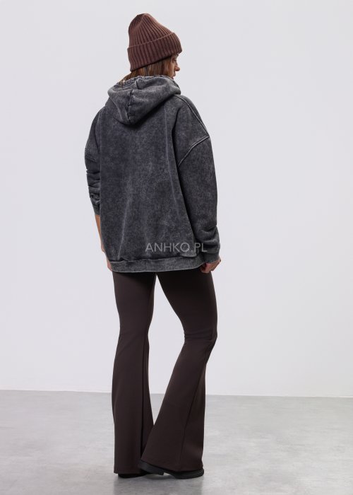 Grafitowa bluza z kapturem o luźnym kroju, z dużym nadrukiem kobiecej postaci zdobionym cekinami oraz kontrastowym napisem na przodzie.