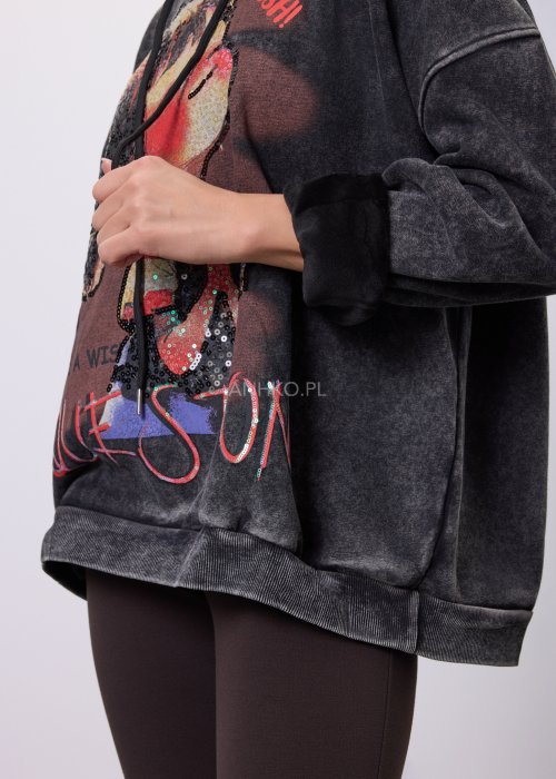 Grafitowa bluza z kapturem o luźnym kroju, z dużym nadrukiem kobiecej postaci zdobionym cekinami oraz kontrastowym napisem na przodzie.