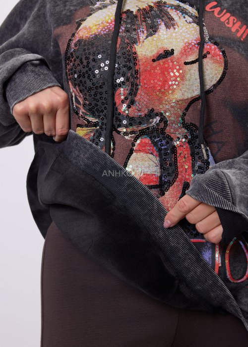 Grafitowa bluza z kapturem o luźnym kroju, z dużym nadrukiem kobiecej postaci zdobionym cekinami oraz kontrastowym napisem na przodzie.