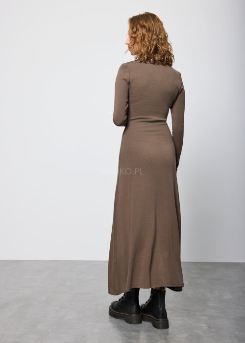 Brązowa, dopasowana sukienka maxi z długim rękawem i kołnierzykiem typu polo, zapinana na guziki przy dekolcie; styl casualowy
