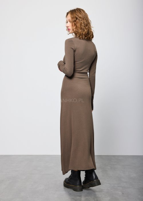 Brązowa, dopasowana sukienka maxi z długim rękawem i kołnierzykiem typu polo, zapinana na guziki przy dekolcie; styl casualowy