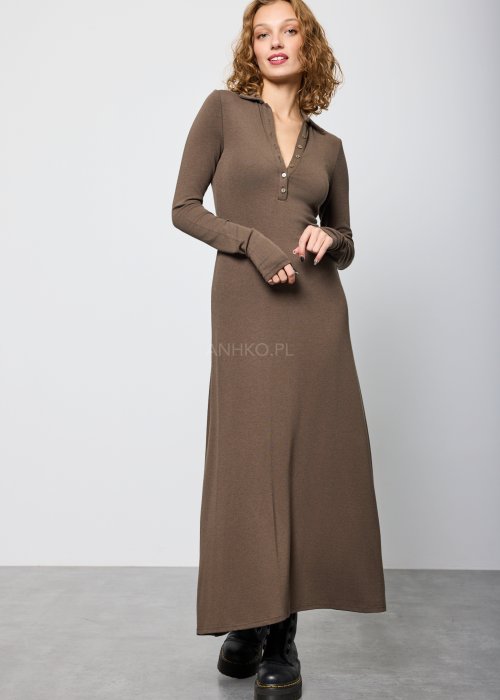 Brązowa, dopasowana sukienka maxi z długim rękawem i kołnierzykiem typu polo, zapinana na guziki przy dekolcie; styl casualowy