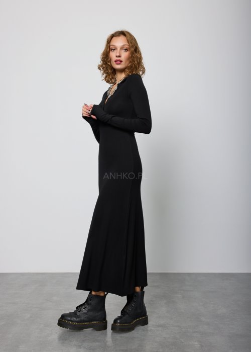 Czarna, dopasowana sukienka maxi z długim rękawem i kołnierzykiem typu polo, zapinana na guziki przy dekolcie