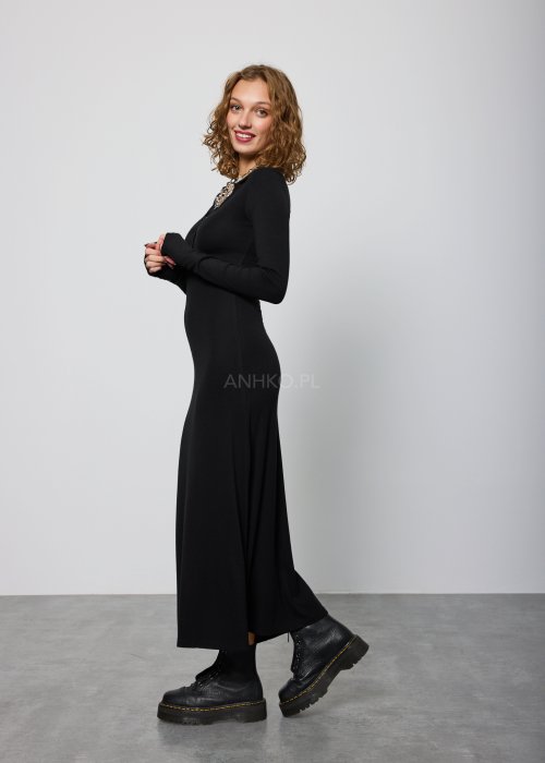 Czarna, dopasowana sukienka maxi z długim rękawem i kołnierzykiem typu polo, zapinana na guziki przy dekolcie