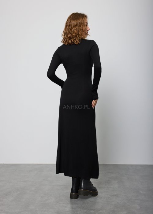 Czarna, dopasowana sukienka maxi z długim rękawem i kołnierzykiem typu polo, zapinana na guziki przy dekolcie