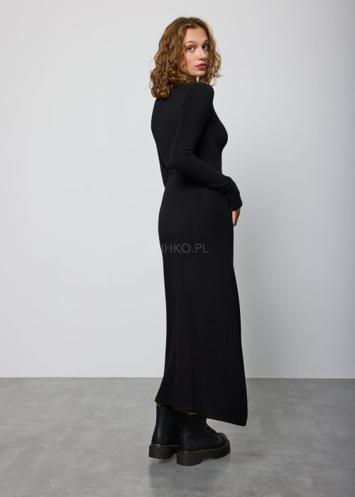 Czarna, dopasowana sukienka maxi z długim rękawem i kołnierzykiem typu polo, zapinana na guziki przy dekolcie