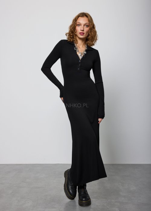 Czarna, dopasowana sukienka maxi z długim rękawem i kołnierzykiem typu polo, zapinana na guziki przy dekolcie