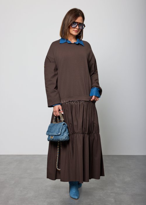 Brązowa, luźna sukienka maxi o warstwowym kroju z długim rękawem