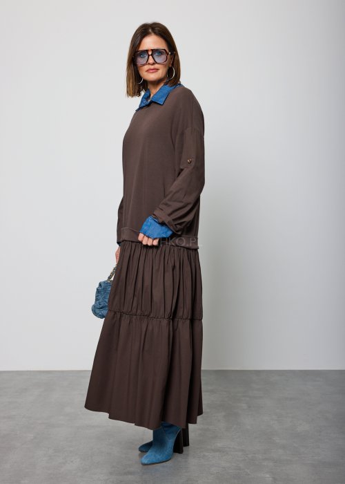 Brązowa, luźna sukienka maxi o warstwowym kroju z długim rękawem