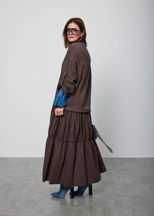 Brązowa, luźna sukienka maxi o warstwowym kroju z długim rękawem