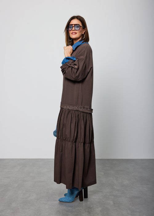 Brązowa, luźna sukienka maxi o warstwowym kroju z długim rękawem