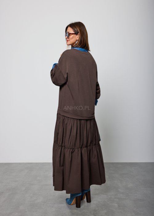 Brązowa, luźna sukienka maxi o warstwowym kroju z długim rękawem
