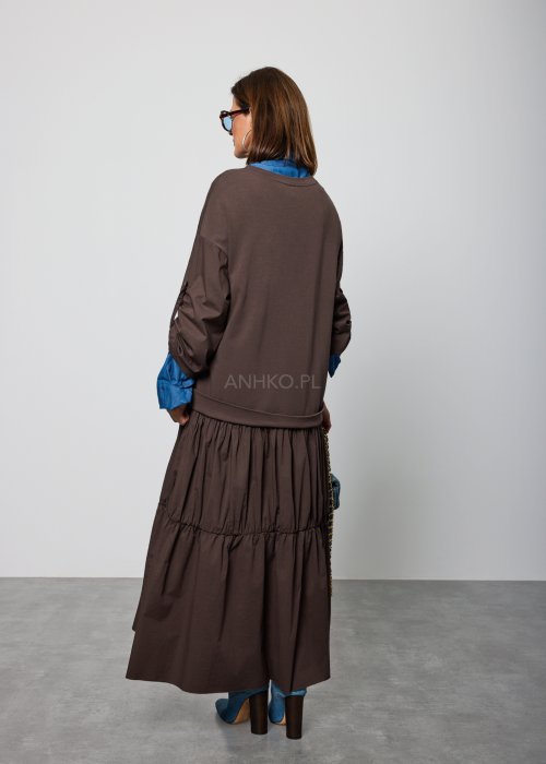 Brązowa, luźna sukienka maxi o warstwowym kroju z długim rękawem