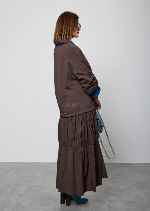 Brązowa, luźna sukienka maxi o warstwowym kroju z długim rękawem