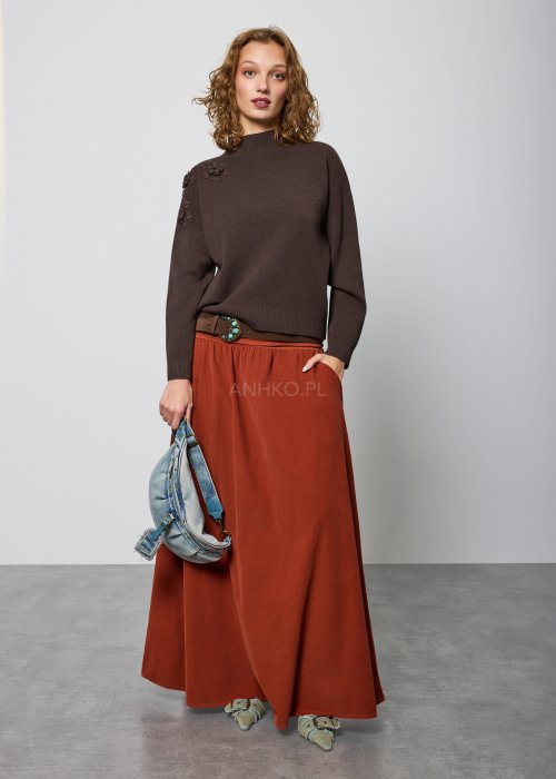 Brązowy sweter z dzianiny o prostym kroju, z ozdobnymi, trójwymiarowymi aplikacjami kwiatowymi na ramieniu; wykończony ściągaczami przy dekolcie, mankietach i dole