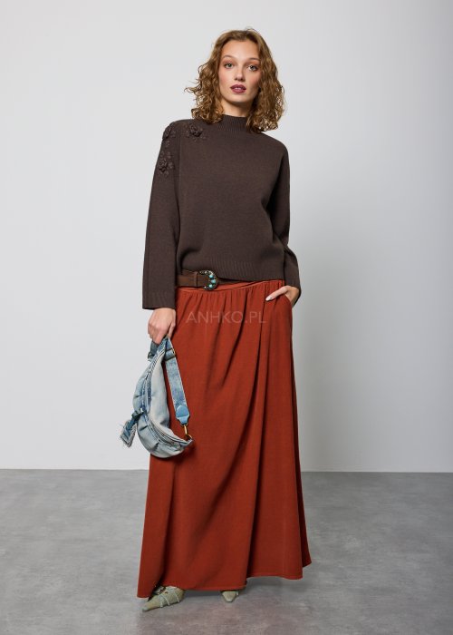 Brązowy sweter z dzianiny o prostym kroju, z ozdobnymi, trójwymiarowymi aplikacjami kwiatowymi na ramieniu; wykończony ściągaczami przy dekolcie, mankietach i dole