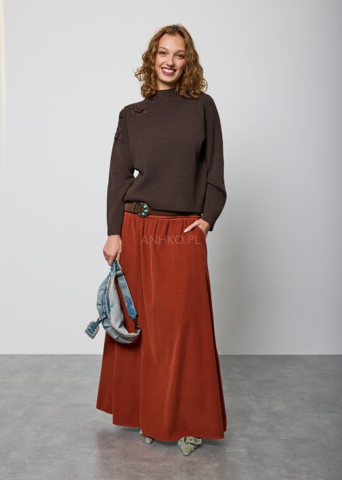 Brązowy sweter z dzianiny o prostym kroju, z ozdobnymi, trójwymiarowymi aplikacjami kwiatowymi na ramieniu; wykończony ściągaczami przy dekolcie, mankietach i dole