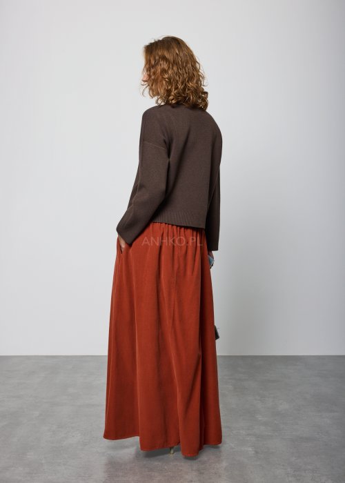 Brązowy sweter z dzianiny o prostym kroju, z ozdobnymi, trójwymiarowymi aplikacjami kwiatowymi na ramieniu; wykończony ściągaczami przy dekolcie, mankietach i dole