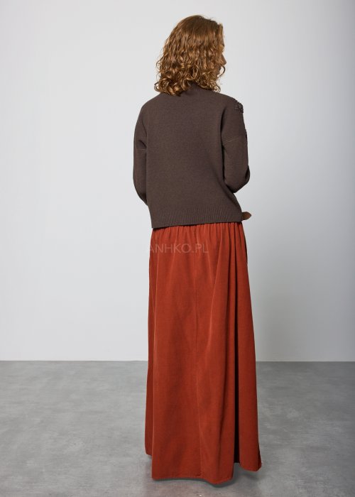 Brązowy sweter z dzianiny o prostym kroju, z ozdobnymi, trójwymiarowymi aplikacjami kwiatowymi na ramieniu; wykończony ściągaczami przy dekolcie, mankietach i dole