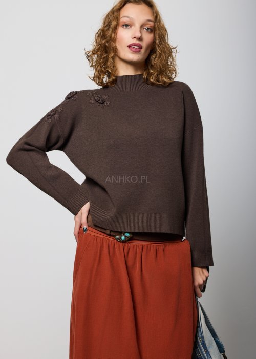 Brązowy sweter z dzianiny o prostym kroju, z ozdobnymi, trójwymiarowymi aplikacjami kwiatowymi na ramieniu; wykończony ściągaczami przy dekolcie, mankietach i dole