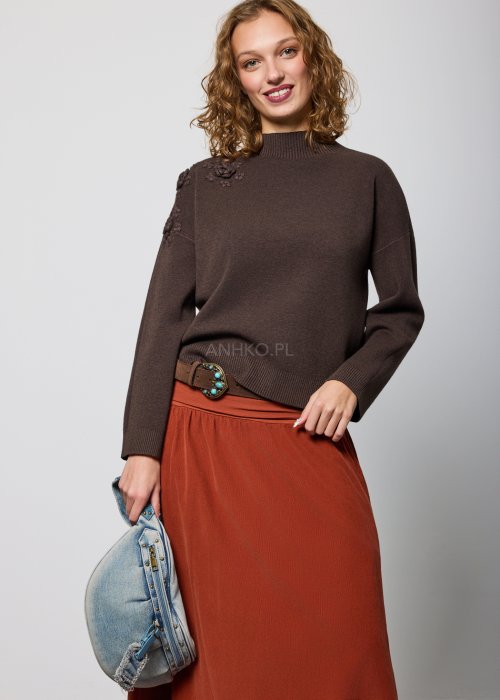 Brązowy sweter z dzianiny o prostym kroju, z ozdobnymi, trójwymiarowymi aplikacjami kwiatowymi na ramieniu; wykończony ściągaczami przy dekolcie, mankietach i dole