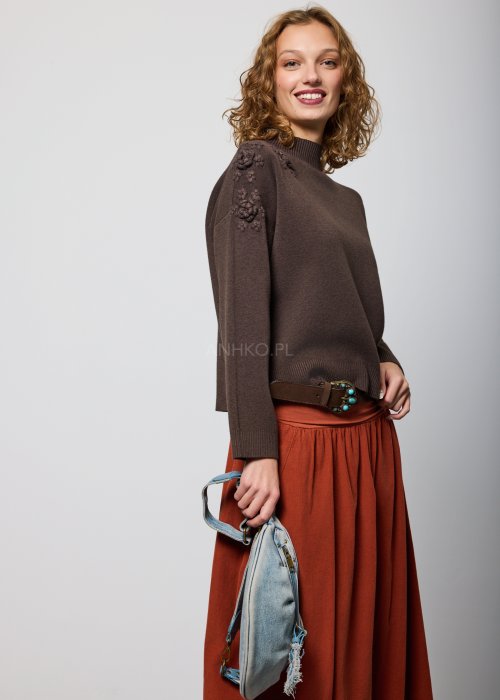 Brązowy sweter z dzianiny o prostym kroju, z ozdobnymi, trójwymiarowymi aplikacjami kwiatowymi na ramieniu; wykończony ściągaczami przy dekolcie, mankietach i dole