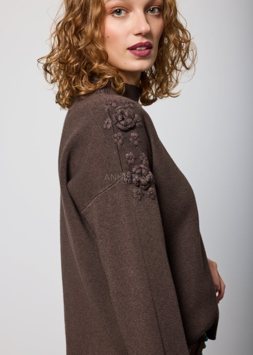 Brązowy sweter z dzianiny o prostym kroju, z ozdobnymi, trójwymiarowymi aplikacjami kwiatowymi na ramieniu; wykończony ściągaczami przy dekolcie, mankietach i dole