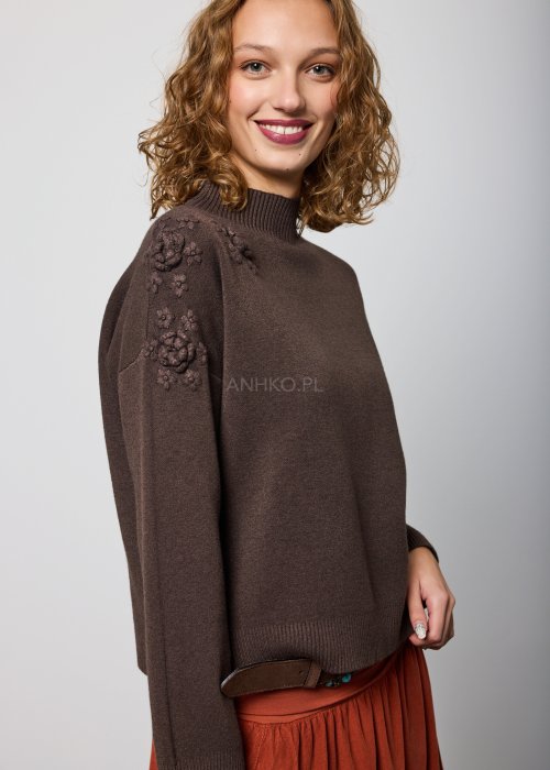 Brązowy sweter z dzianiny o prostym kroju, z ozdobnymi, trójwymiarowymi aplikacjami kwiatowymi na ramieniu; wykończony ściągaczami przy dekolcie, mankietach i dole