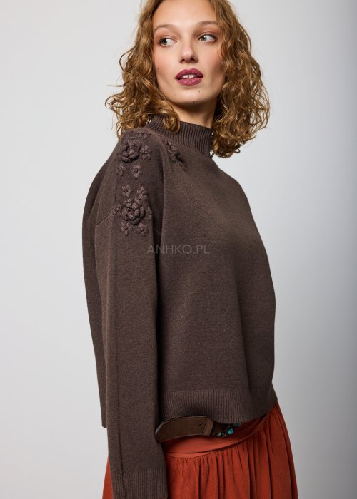 Brązowy sweter z dzianiny o prostym kroju, z ozdobnymi, trójwymiarowymi aplikacjami kwiatowymi na ramieniu; wykończony ściągaczami przy dekolcie, mankietach i dole