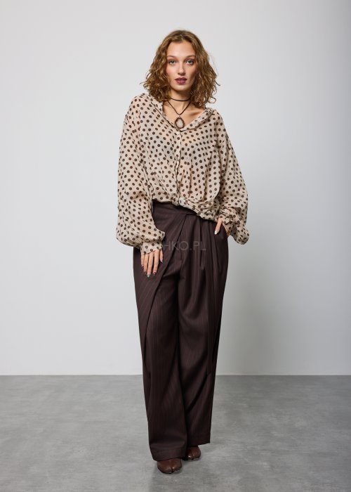 Beżowa, luźna bluzka z lekkiej tkaniny w brązowe grochy, z dekoltem w serek i obszernymi rękawami